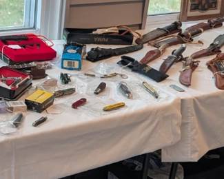 Many collector knives.