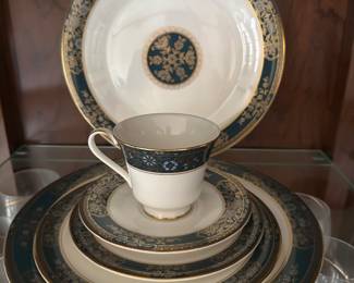 Royal Doulton - Carlyle , larger set with extra serving pieces 