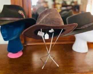 Many men's hats 