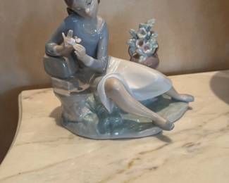 Lladro Porcelain figurine "Girl with Flowers"