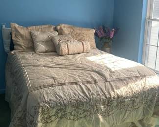 Queen Size Damask comforter set 