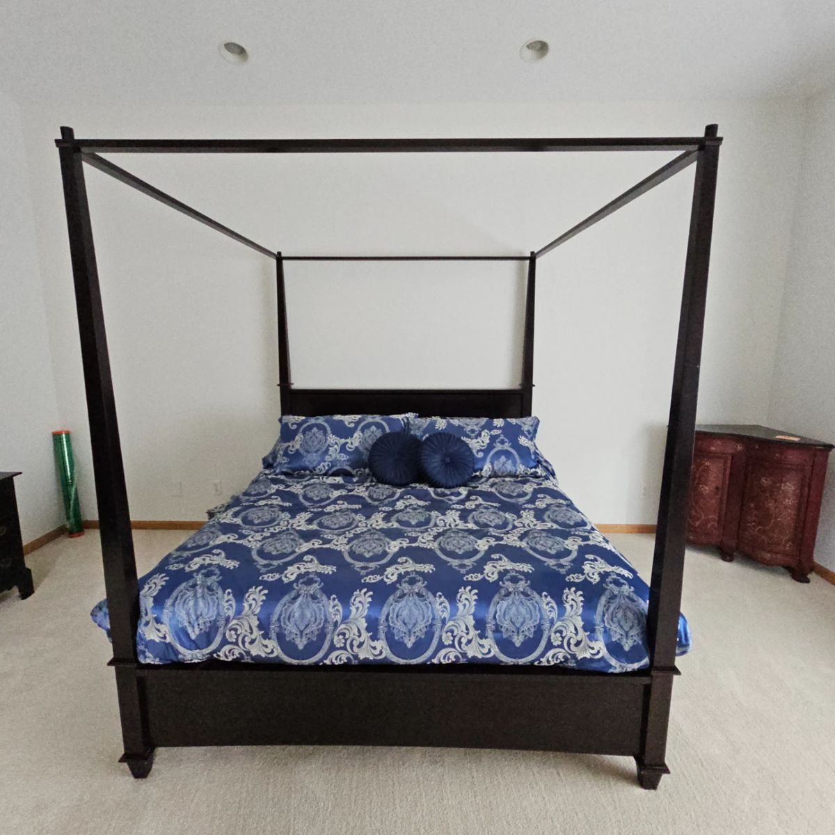 Lot #1 - Dubai King Size (*See Notes) 4 Poster Bed Complete With Bedding