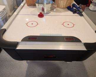 Air hockey table