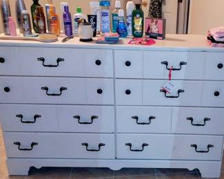 tur wht dresser