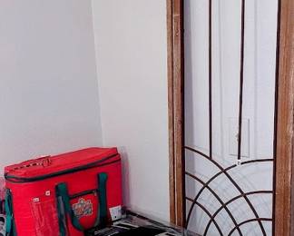 Tur tbl w lunchbox, wood steel window