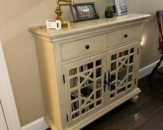 Entry cabinet 