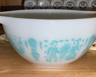 Pyrex Cinderella Amish Butterprint bowl