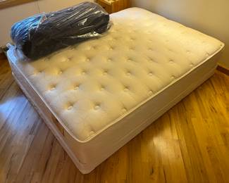 Jonathan Stevens “ComfortMaster Carlton” Queen-size mattress in very good condition. Box spring included.