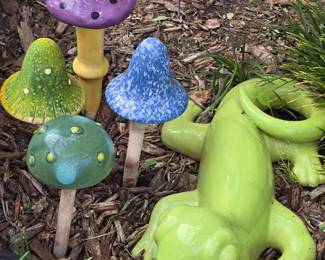 Ceramic garden mushrooms and cute ceramic lizard