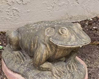 Garden frog statue