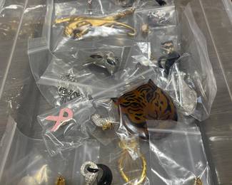 Brooches/small pins