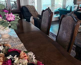 Wood dining table in excellent condition