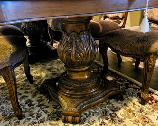 Gorgeous and flawless dining table with extension leaves and six chairs.