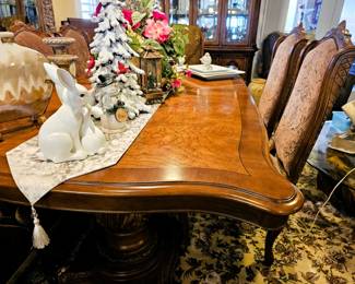 Gorgeous and flawless dining table with extension leaves and six chairs.