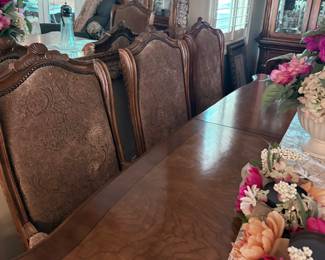 Wood table in excellent condition