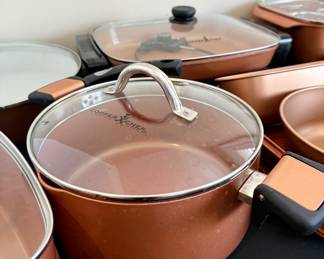 Pots and pans in excellent condition