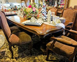 Gorgeous and flawless dining table with extension leaves and six chairs.
