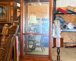 Pulaski curio cabinet with glass shelves