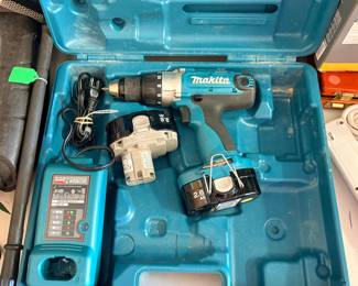 Makita drill with 2 batteries
