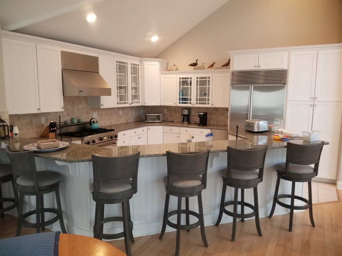 Pretty kitchen with peninsula; plenty of cabinets