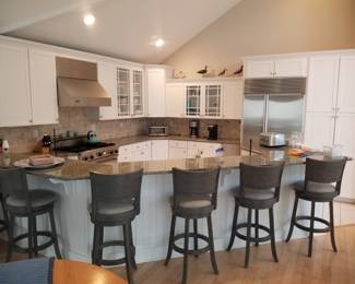 Pretty kitchen with peninsula; plenty of cabinets