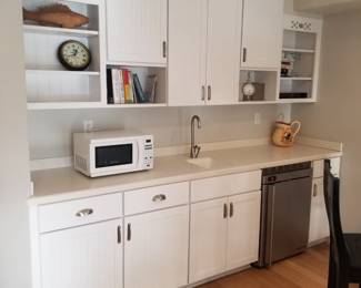 Wet bar; microwave oven; undercabinet fridge 
