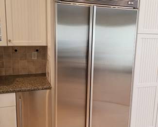 42 inch Sub-Zero refrigerator mfg. Feb. 2000