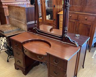 Refinished Mahogany vanity w/mirror