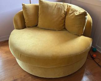 Grand Swivel Chair