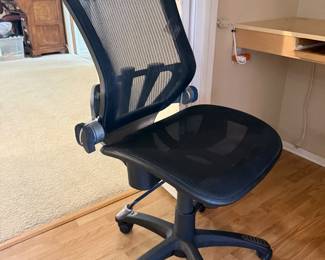 Rolling swiveling office chair
