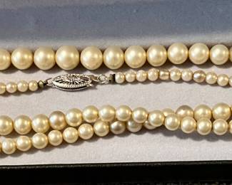 Graduated pearl necklace with 14k white gold clasp