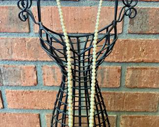 Graduated pearl necklace with white gold clasp