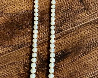 Graduated pearl necklace with white gold clasp