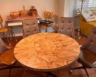 Beautiful example, mid-century modern table and four chairs