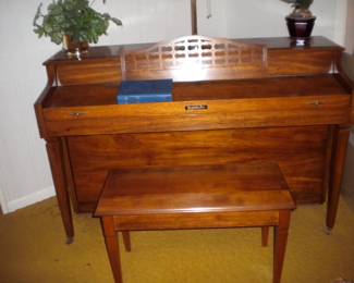 Baldwin console piano