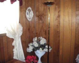 Wicker plant stand