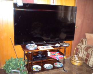 Flat screen tv and glass media table