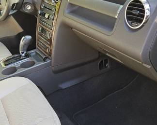Front interior of Ford Taurus Station Wagon.