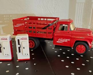 1996 Ertl Coca-Cola 1957 Chevrolet Stake Truck with Vending Machines and Dolly Cart die-cast