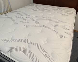 Mahogany Headboard and new Zinus Cloud 10-inch Memory Foam Queen Mattress (new) 