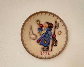 1972 M.J. Hummel Annual Collector Plate titled "Hear Ye, Hear Ye"