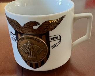 Vintage Bicentennial 1776-1976 THE MINUTEMAN Commemorative Coffee Mug with Eagle Shield and Minute Man Brass Coin Decoration