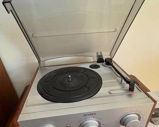 Jensen Jta-220 3-Speed Stereo
Turntable with AM/FM Receiver &
2 Built-in Speakers