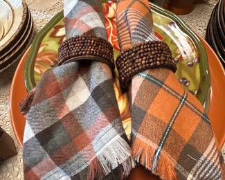 Pretty accessories to dress up your table 