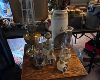 Side table, oil lamps, & vase 