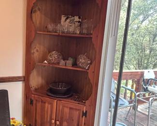 Corner hutch