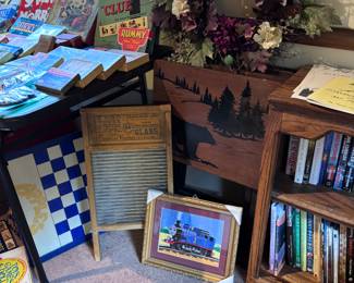 Cabin motif TV trays & bric a brac