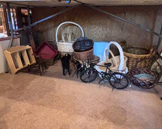 Baskets & miniature bicycles 