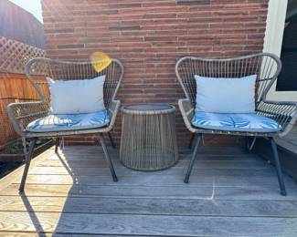 113 3PieceOutdoorFurniture2WovenChairsGlassTopSideTable