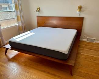 48 KingMCMStylePlatformBedwCasperMattressWoodFrame